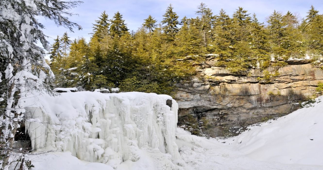 10 randonnées dans des cascades gelées à travers le pays qui sont une