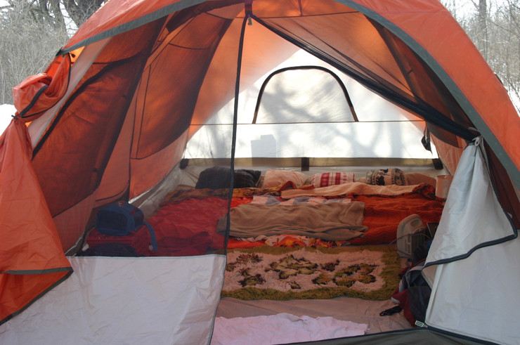 20 Hacks To Make Any Tent Feel Like A Luxury Hotel When Camping