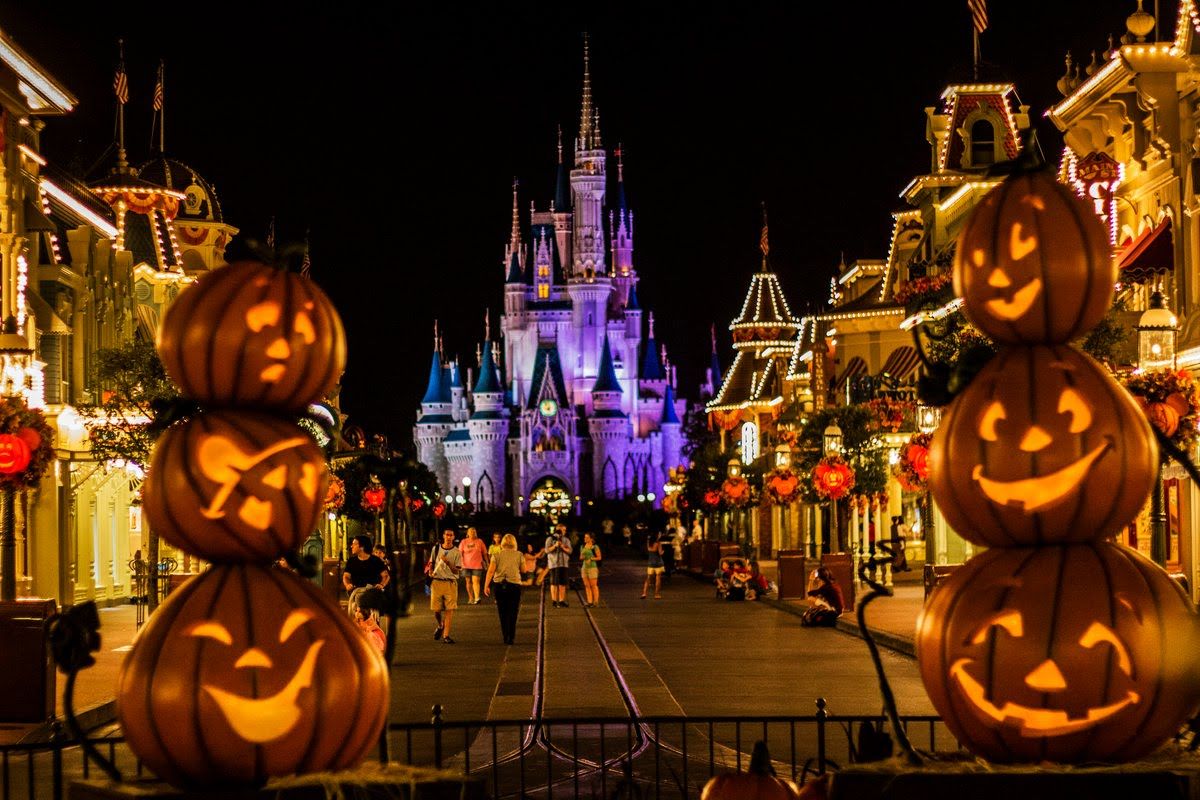 10 Photos Of Disney Taking It To The Next Level For Halloween (10 ...