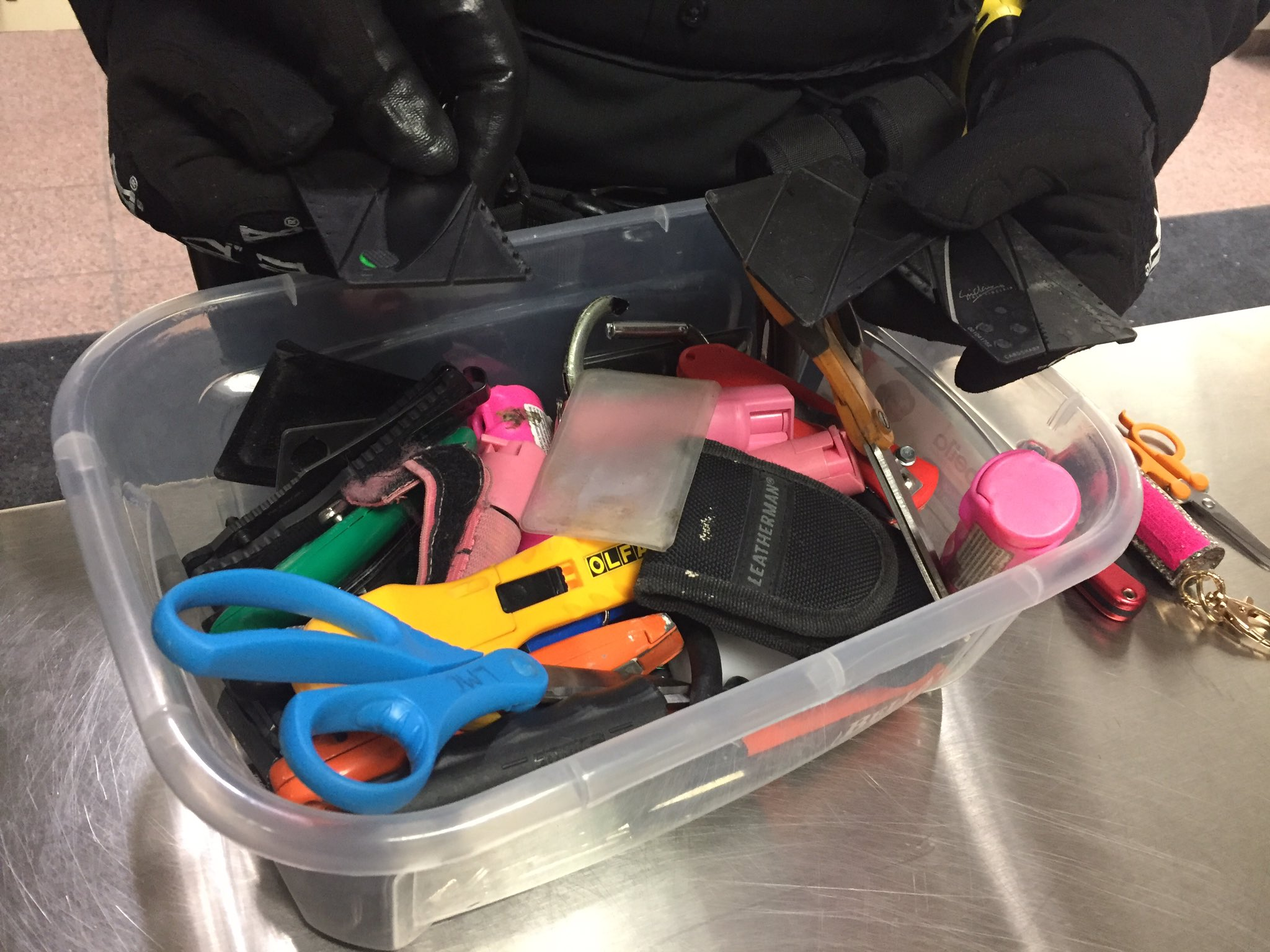 can you pack scissors in your checked luggage