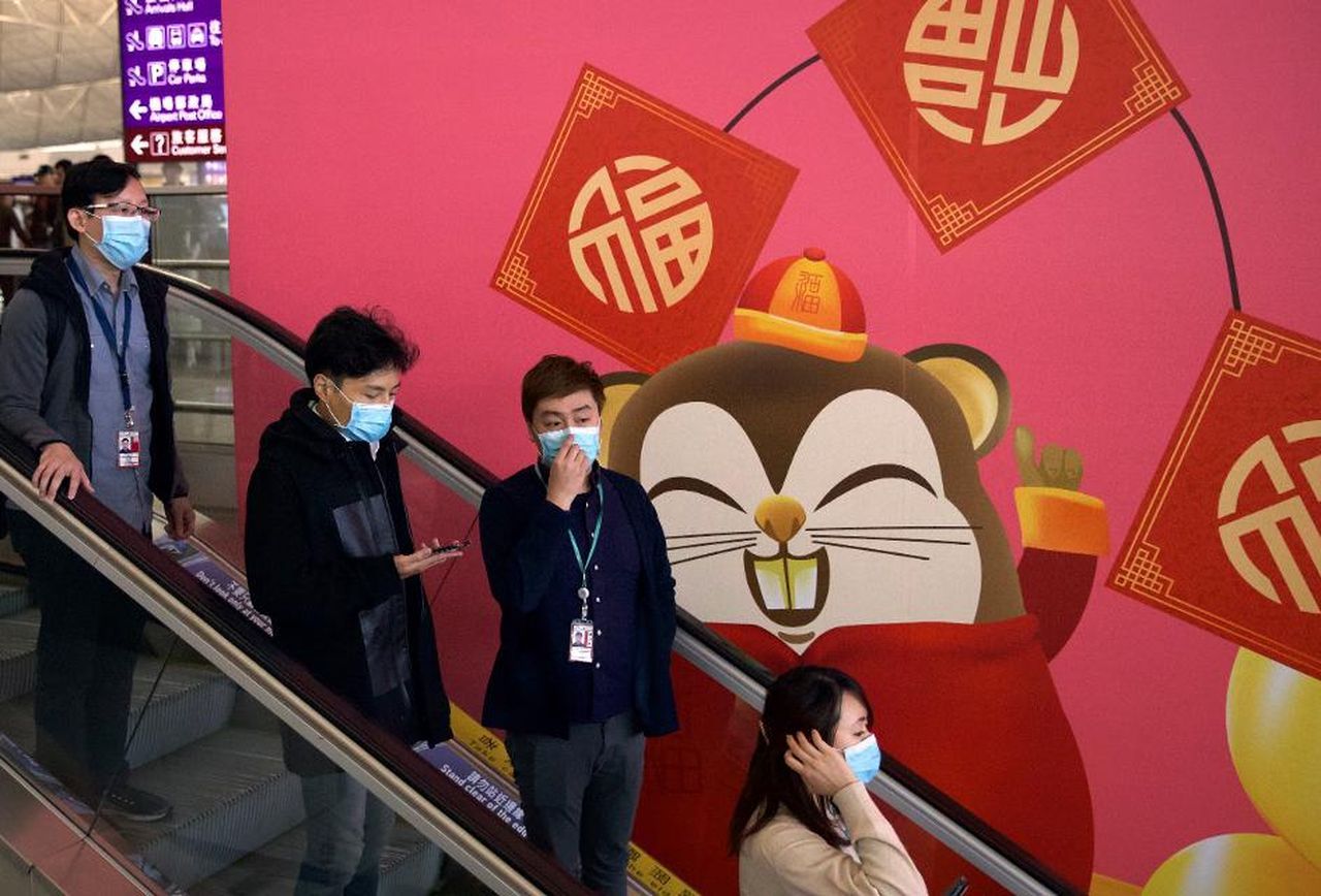 Chinese students wearing masks at airport