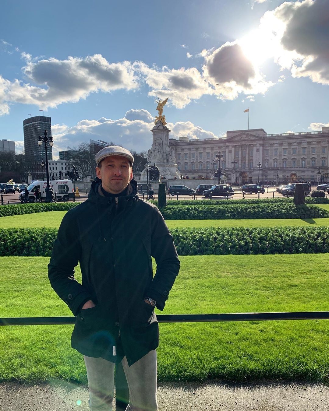 tourist at Buckingham Palace