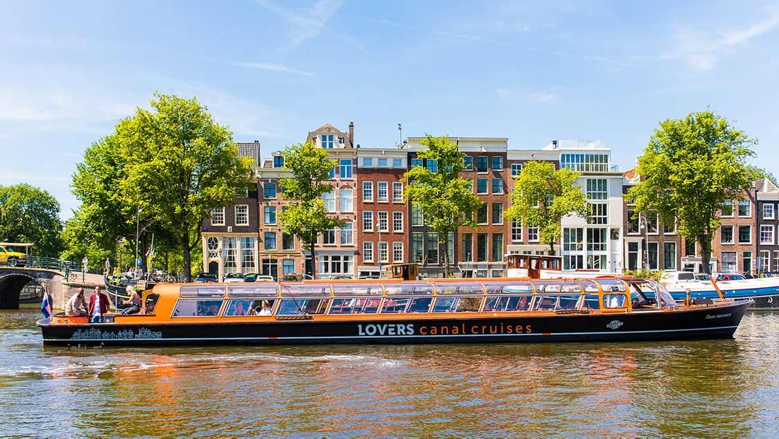 canal tour in amsterdam