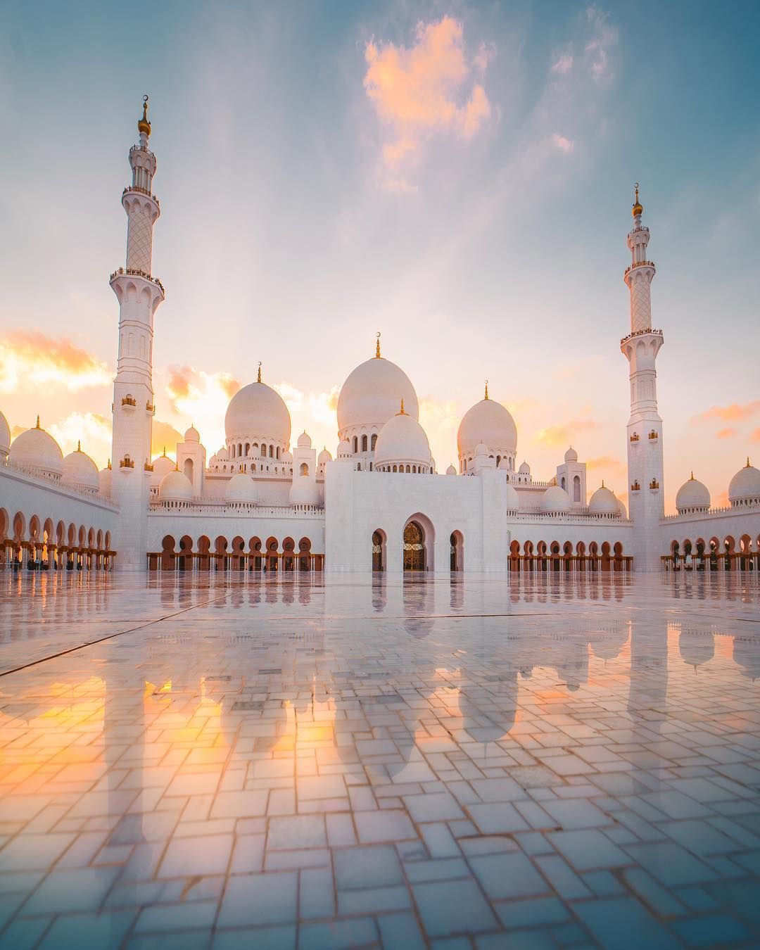 Sunset view of white mosque Sheikh Zayed Grand Mosque