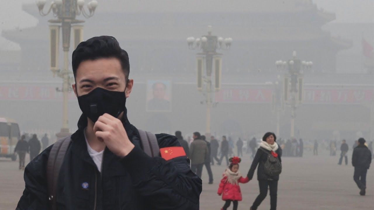 Man standing in Beijing smong