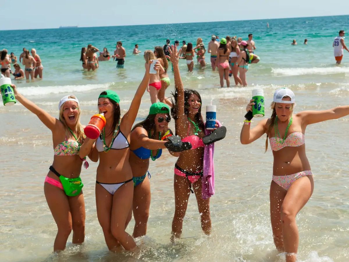 Young women enjoying Miami depsite COVID-19.