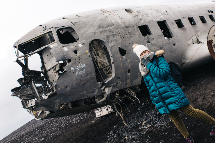 Touriste avec une épave d'avion