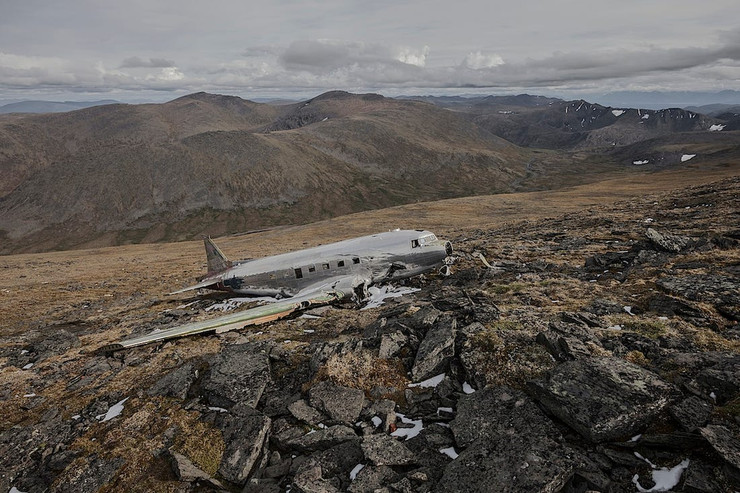 Avion abandonné sur une montagne