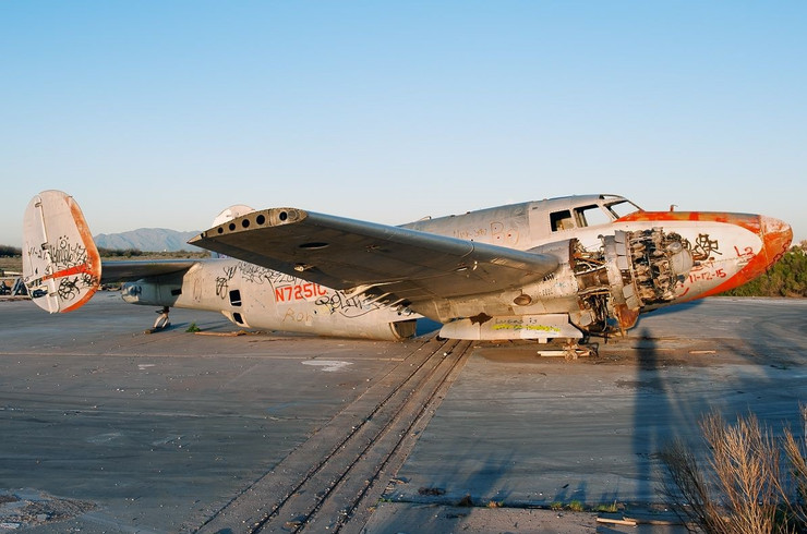 Avion rouillé et cassé