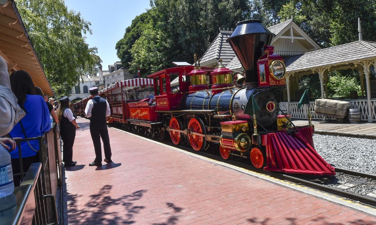 People lining to enter in Disneyland Railroad's train