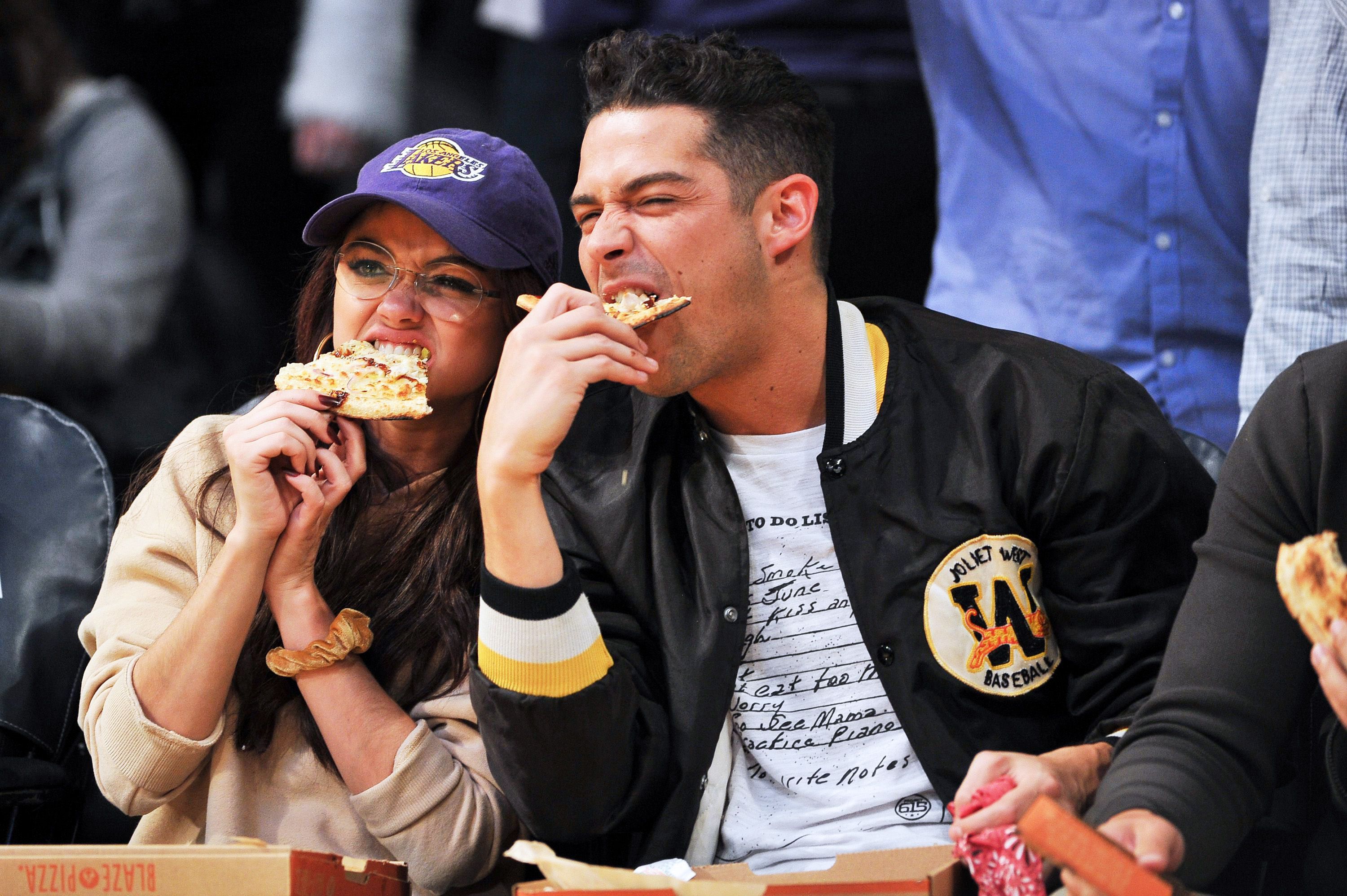 Sarah Hyland pizza with Wells Adams at game 
