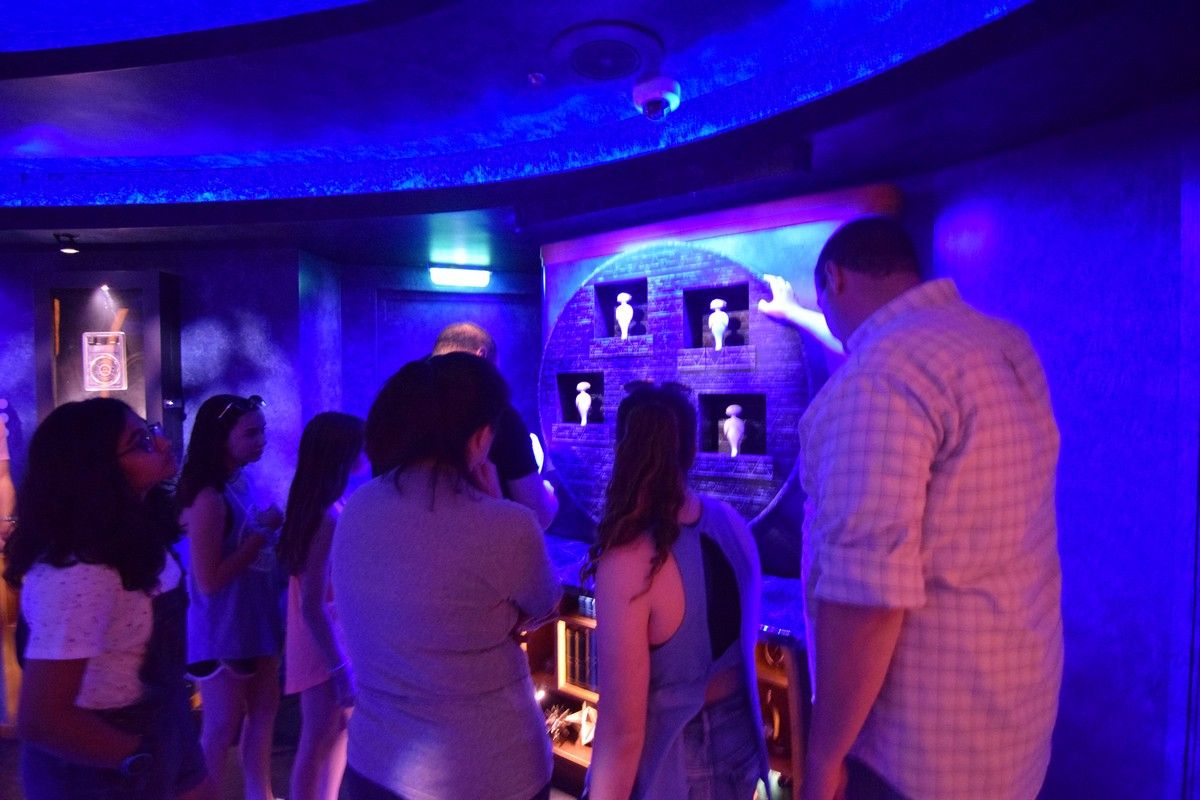 People in the escape room on Mariner Of The Seas