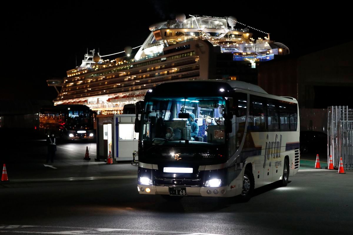 bus transports passengers from cruise