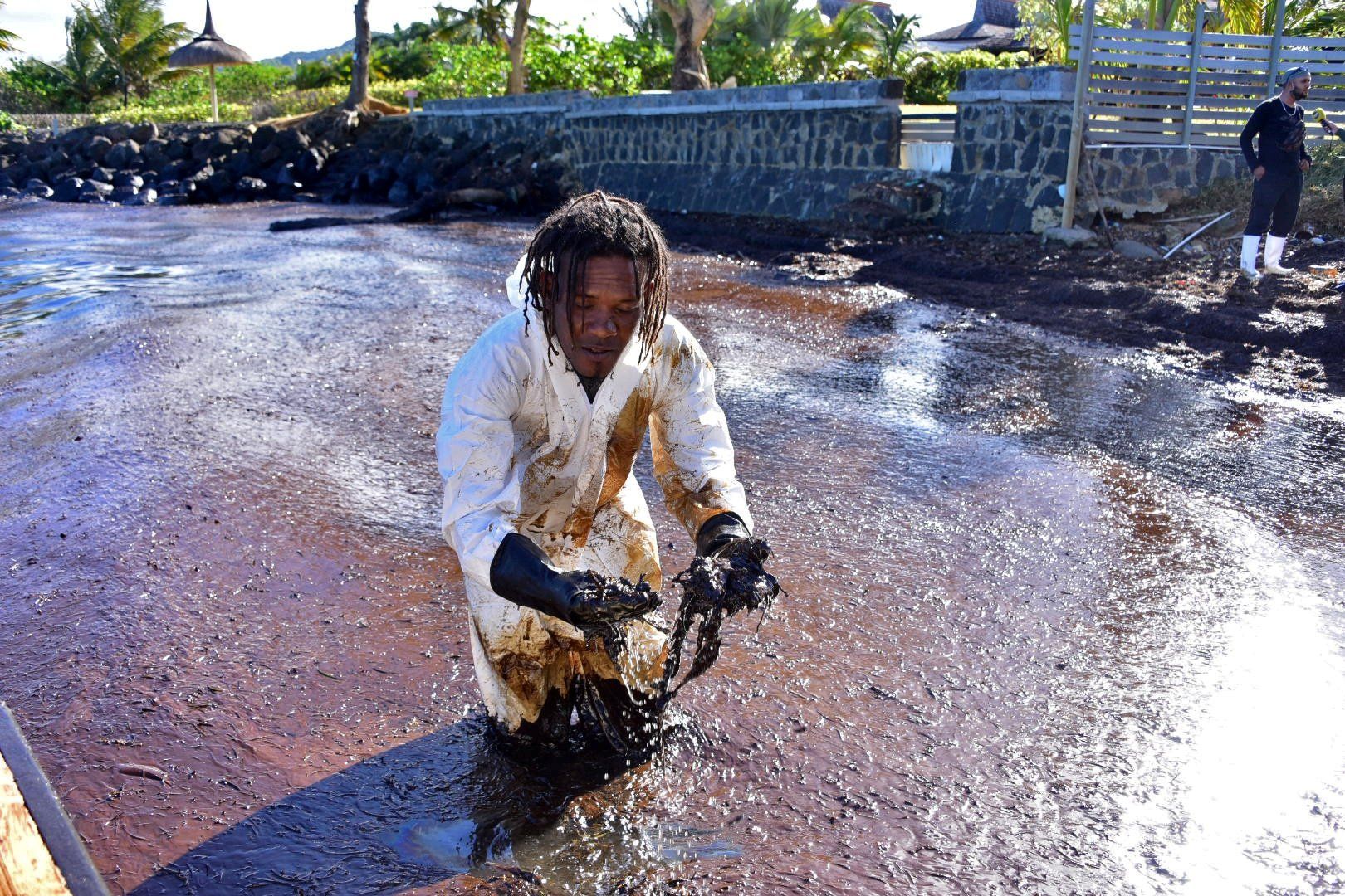 crews in the mauritius oil spill
