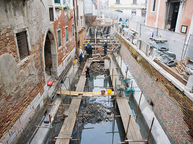 trabalhando nos canais em veneza