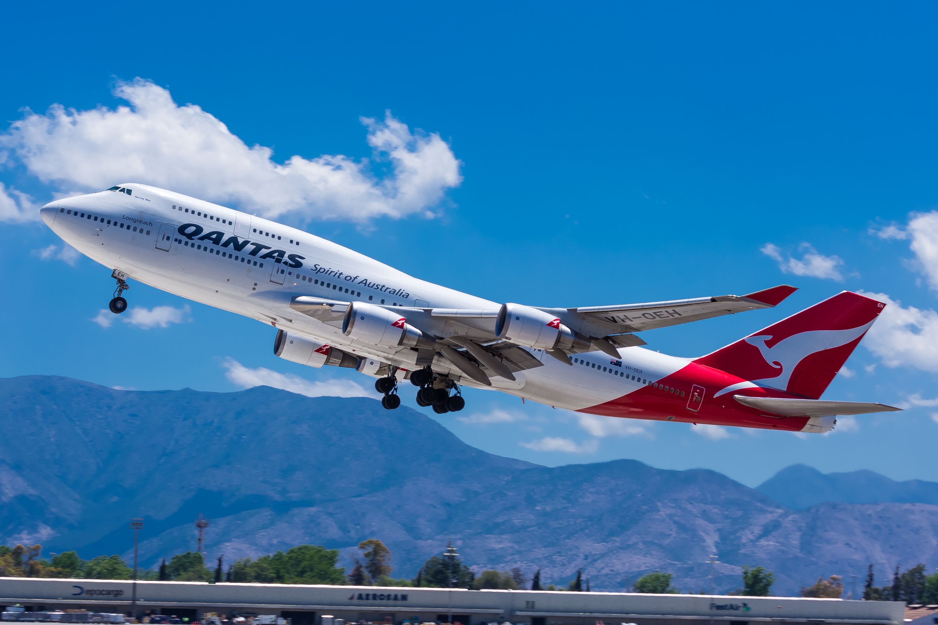 a qantas airlines plane