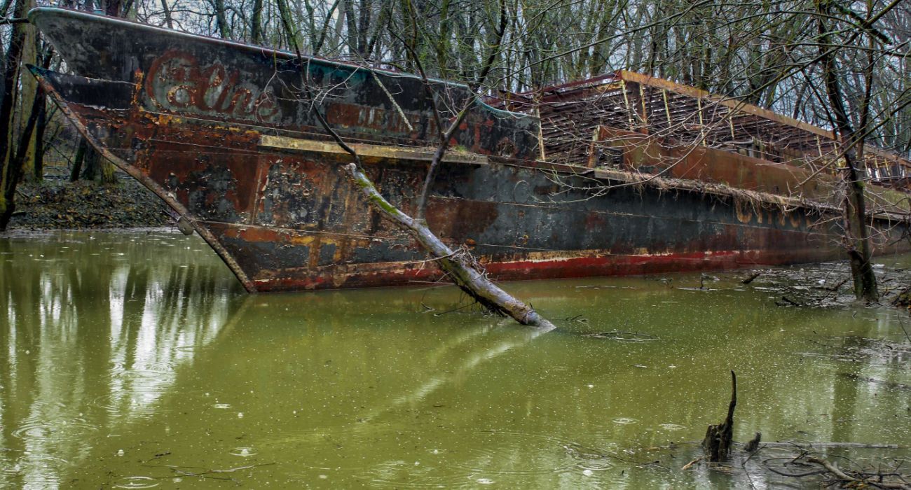 https://static1.thetravelimages.com/wordpress/wp-content/uploads/2022/09/USS-Sachem-abandoned-ghost-ship-in-Petersburg.jpg