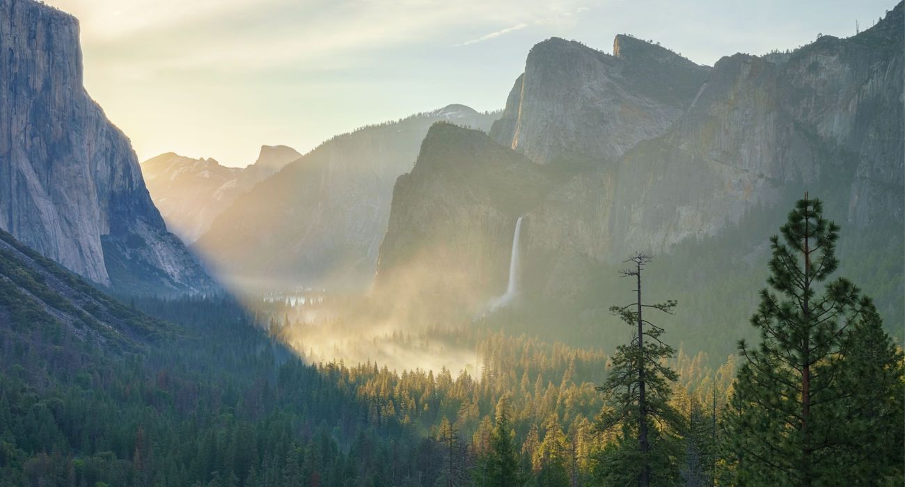 ​​​​​​​ Sunrise at the tunnel view in yosemite national park