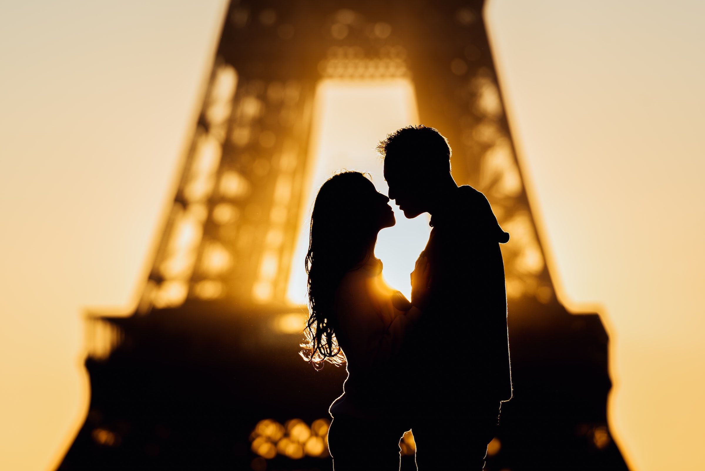couple kissing in front of the Eiffel tower