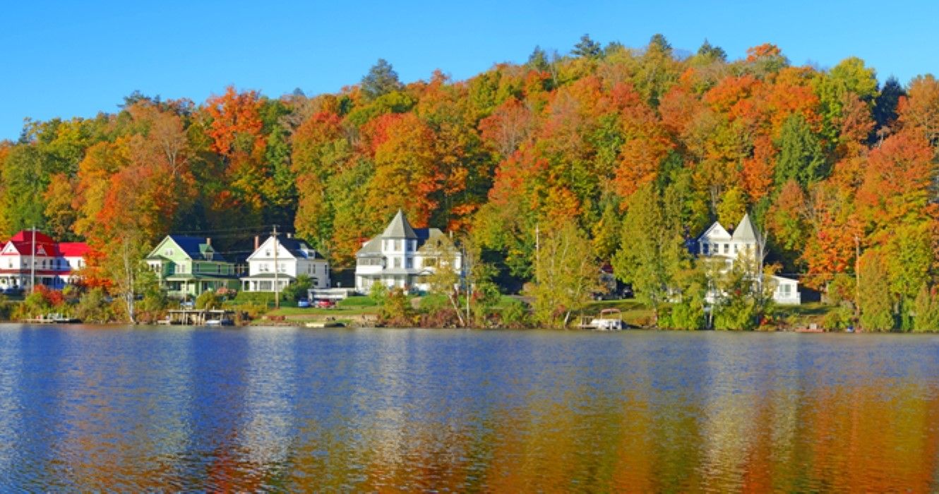 Cores do outono no lago Saranac, Lake Placid, Nova York