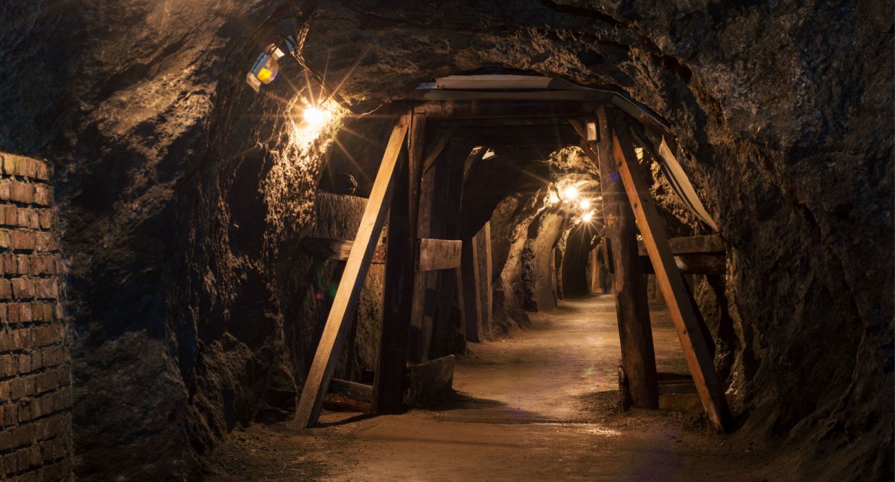 Túnel longo e leve através da mina de gesso