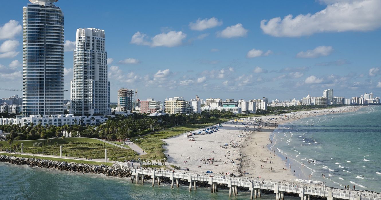 A praia ao longo da costa da Flórida em Miami