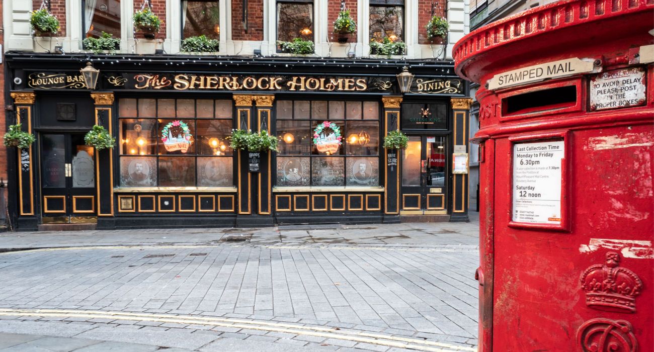 jug-a-beer-in-the-authentic-sherlock-holmes-pub-in-london