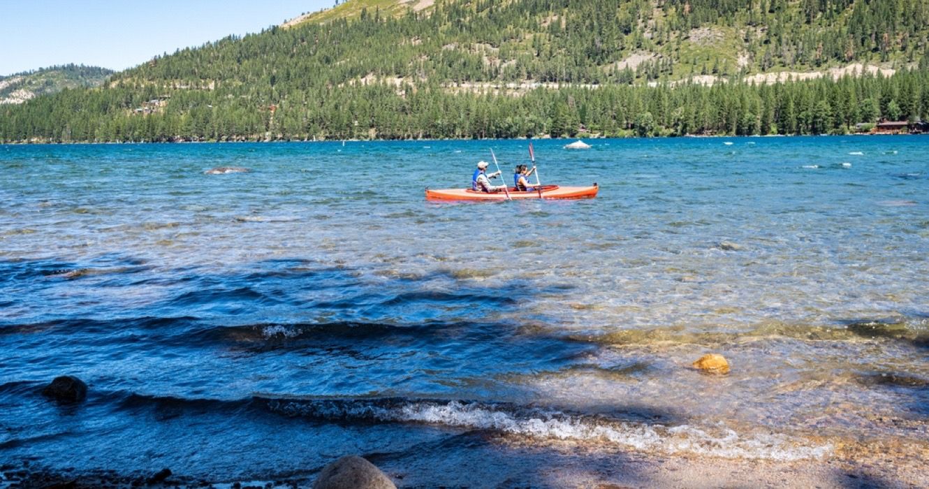 Remando em Donner Lake, Truckee, Califórnia