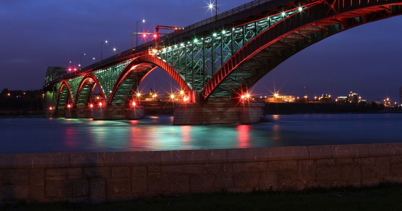 The Peace Arch Bridge Is The Best Meeting Place Between Canada & The U ...