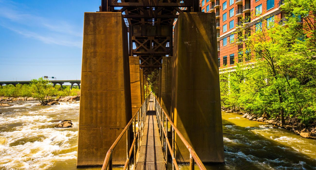 La passerelle du pipeline de Richmond offre une vue sur les rapides (et ...