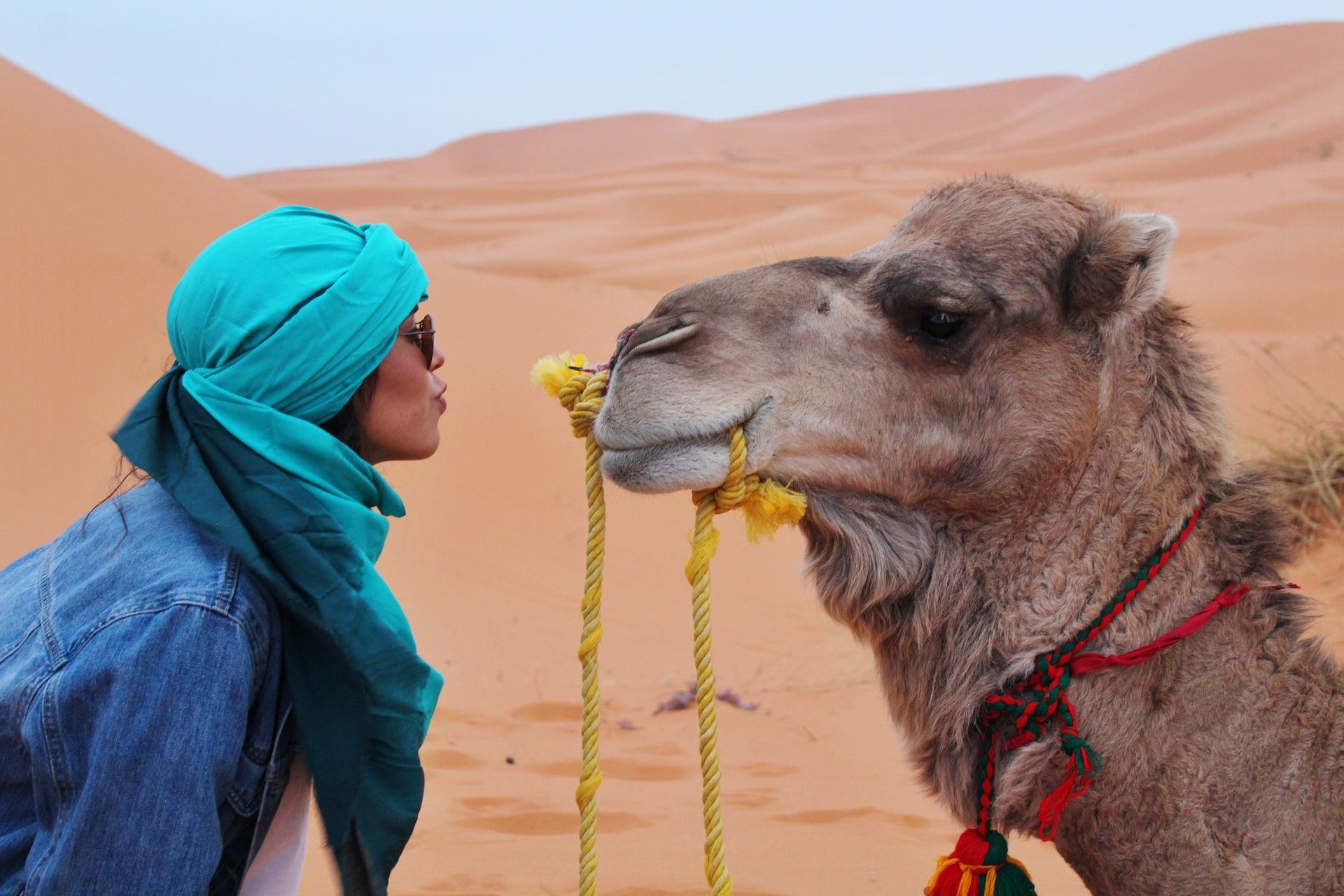 Une femme et un chameau dans le désert du Sahara