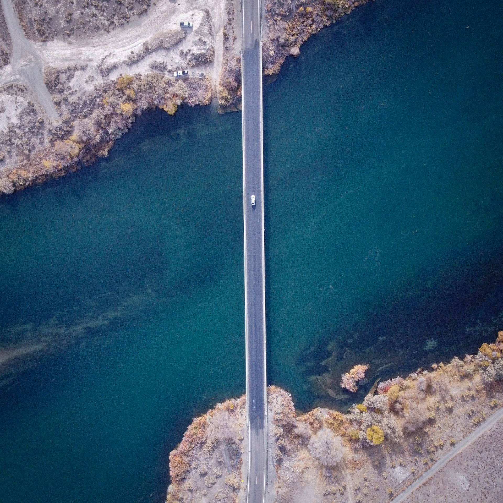 An aerial view of a road in Snake River Canyon in Idaho