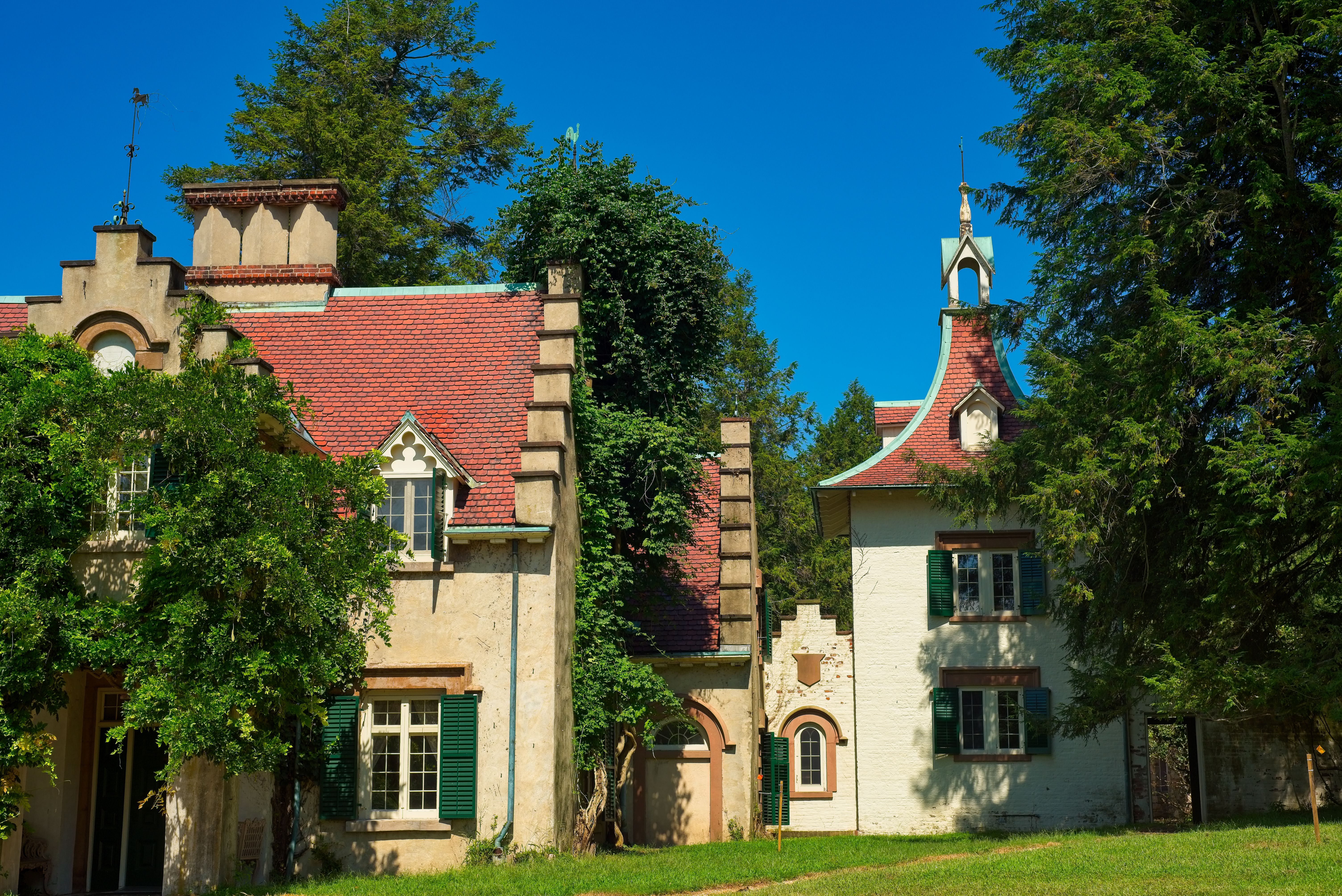 Washington Irving's Sunnyside and its surrounding lush green lawn