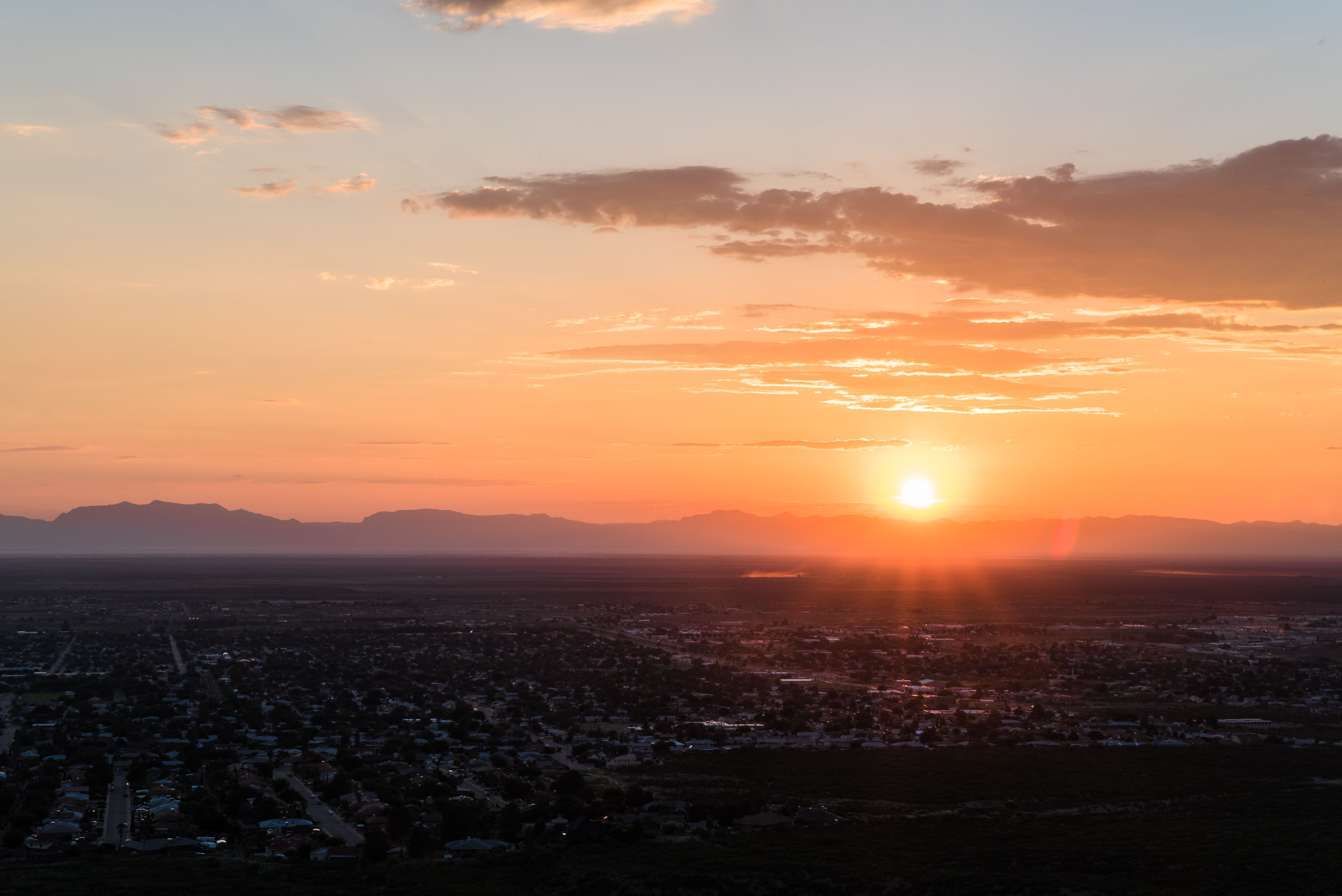 日落期间新墨西哥州阿拉莫戈多的景观