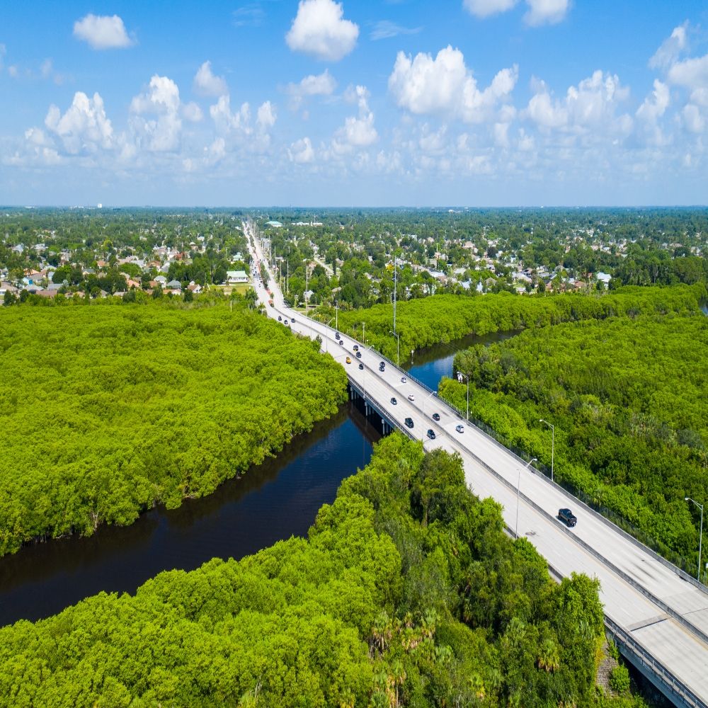 Der Saint Lucie River fließt durch Port St. Lucie, Florida, USA