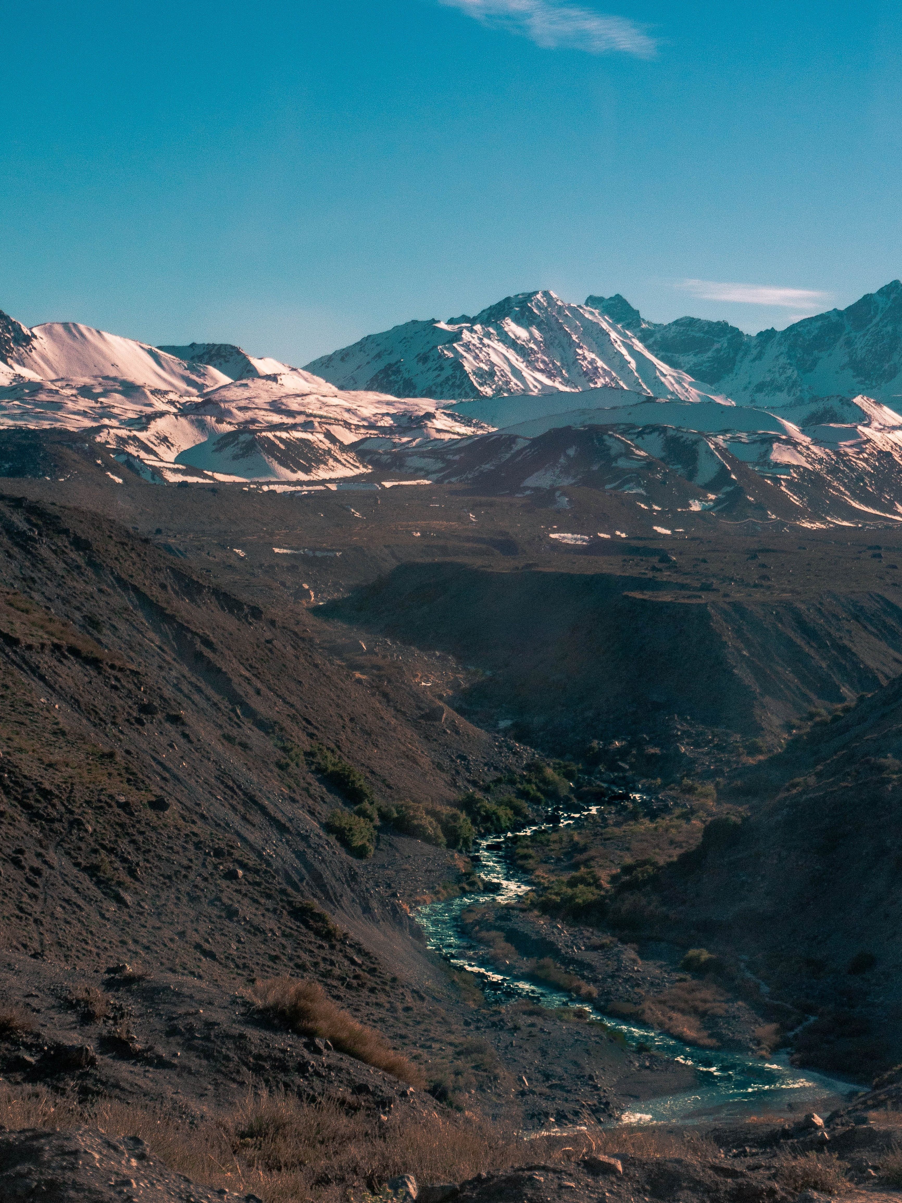 El Cajon de Maipo, picos de montanhas e o rio Maipo