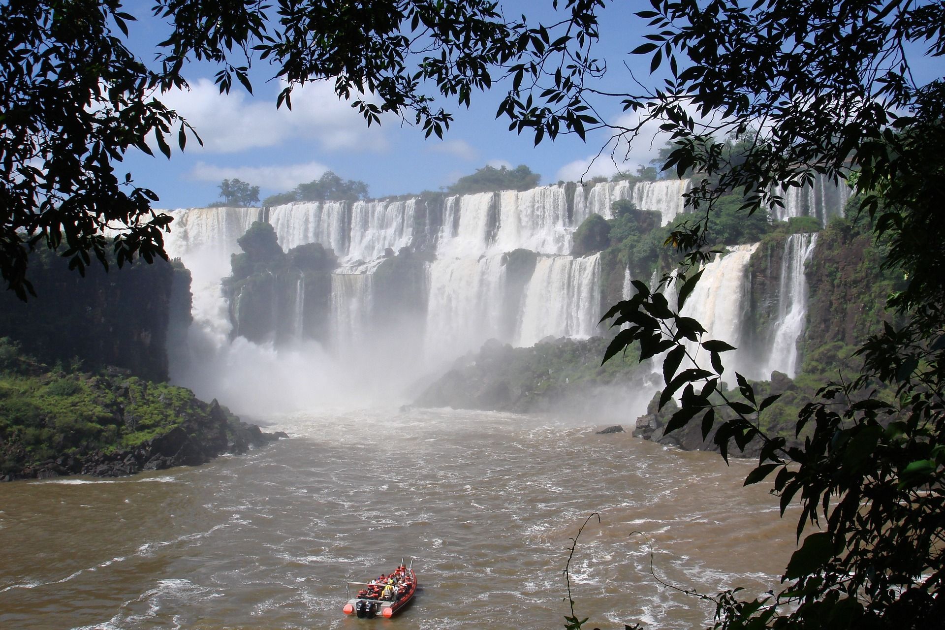 Um grupo cruzando as Cataratas do Iguaçu