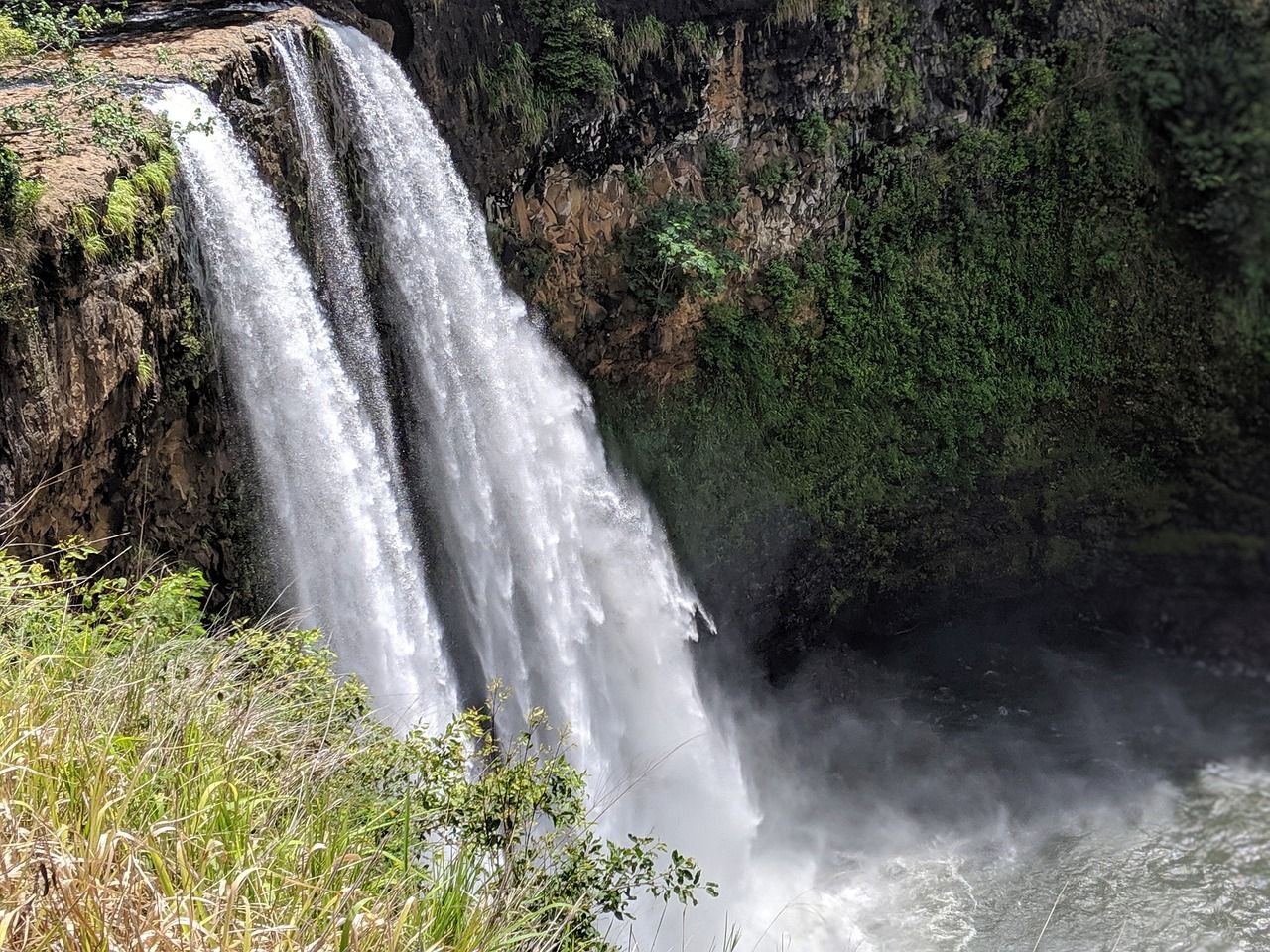 Vista deslumbrante de Wailua Falls em Kauai, Havaí.