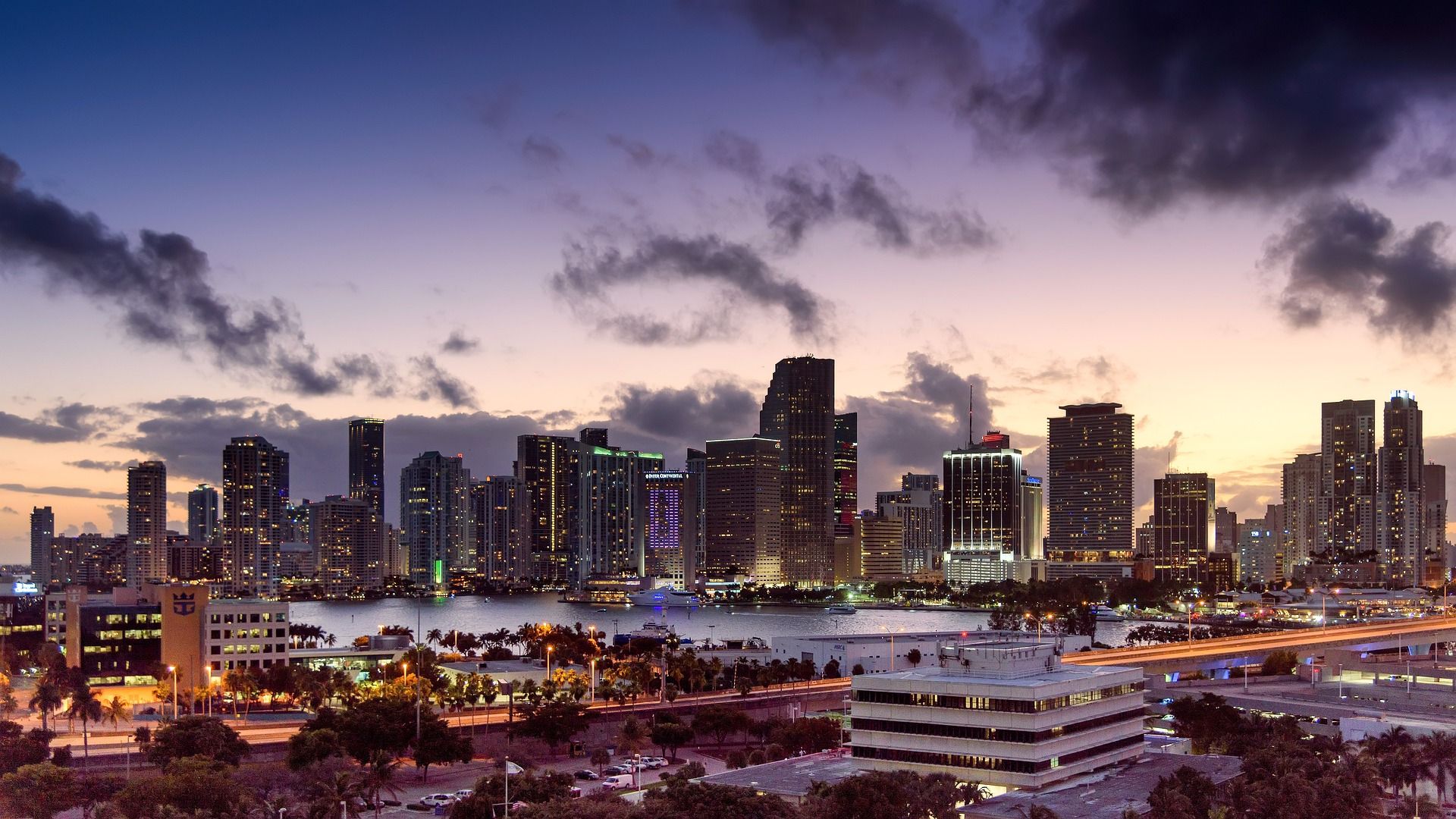 Cidade de Miami ao pôr do sol
