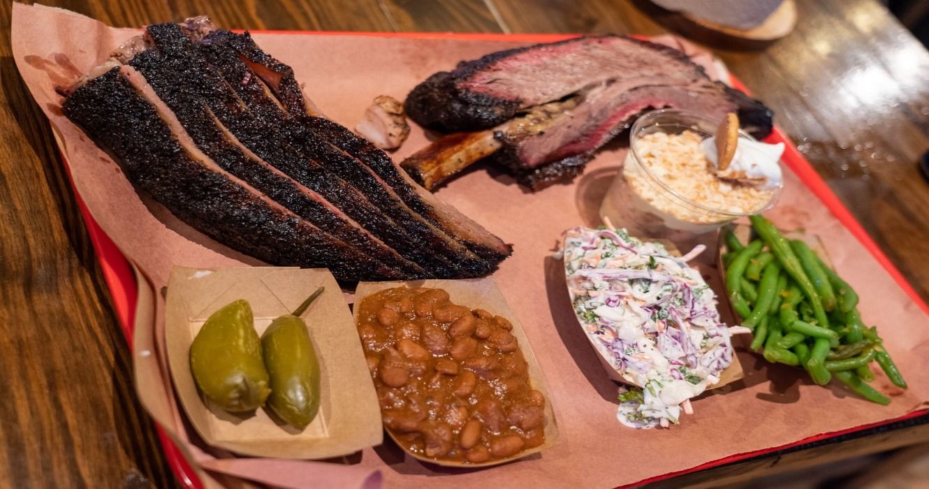 Churrasco texano com carne, feijão e legumes em Austin, Texas