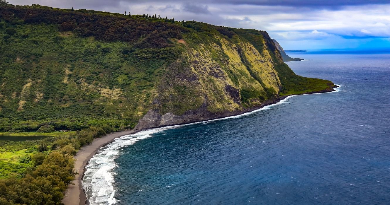 Waipio Valley Lookout point in Hawaii with dramatic views of the cliffs and ocean
