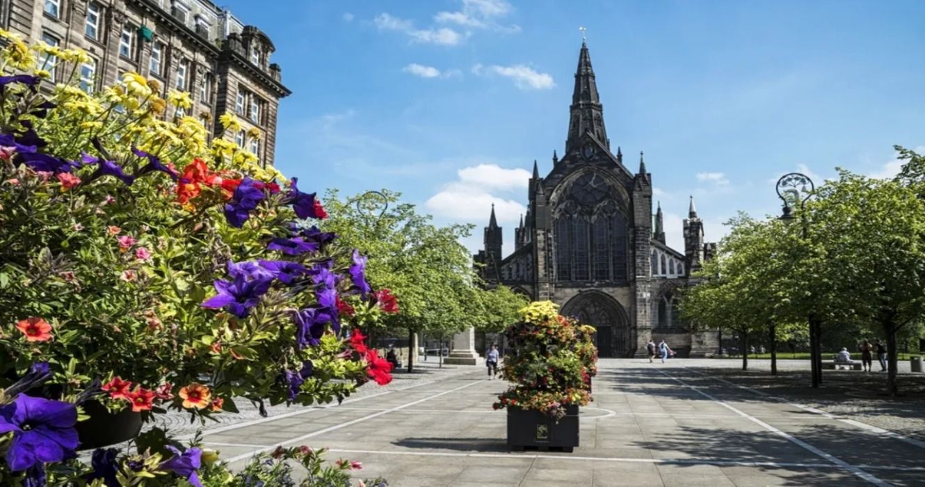 Flowers in front of the Glasgow Cathedral 