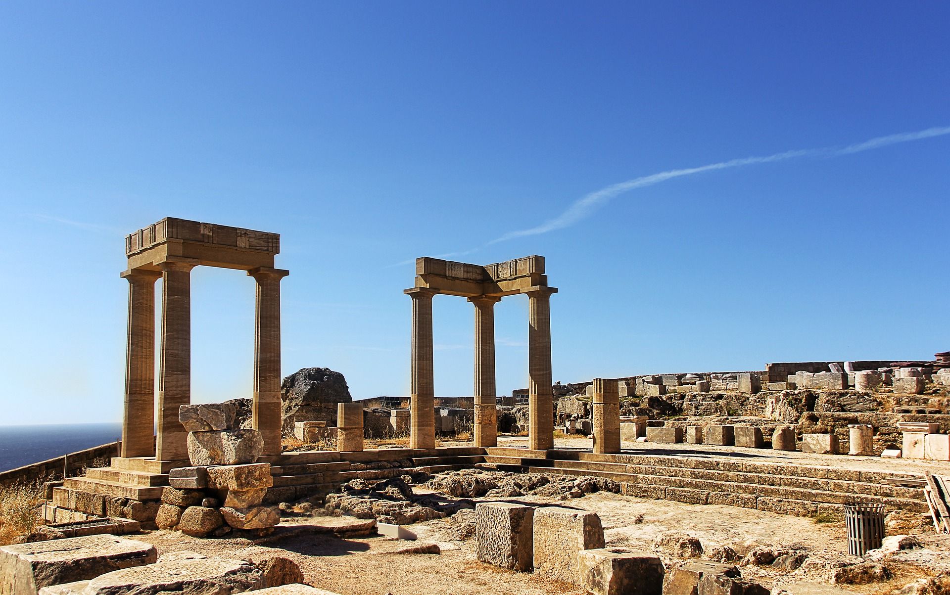 Αρχαία ελληνικά ερείπια στην Ολυμπία, Ελλάδα με τις καμάρες και τους πυλώνες σε έναν όμορφο ηλιόλουστο ουρανό