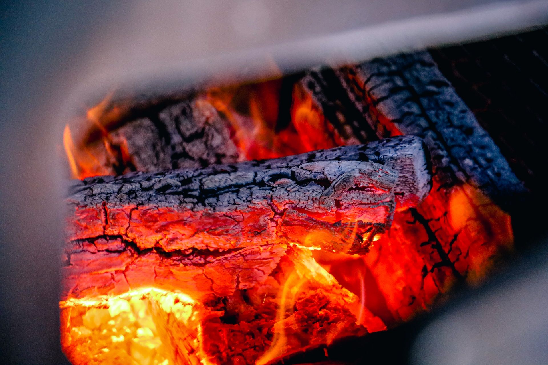 Brasas de churrasco queimando em um churrasco