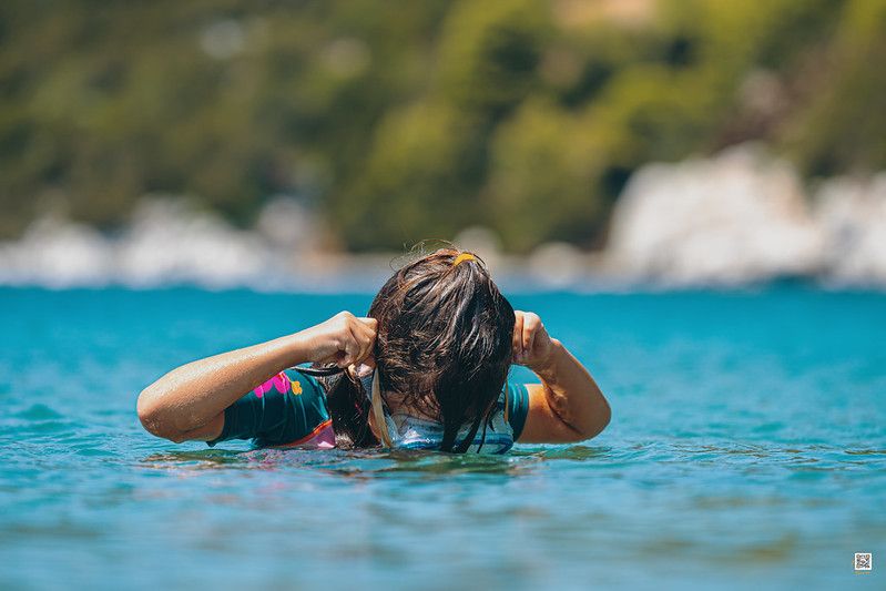 Uma jovem mergulha na costa da Grécia 
