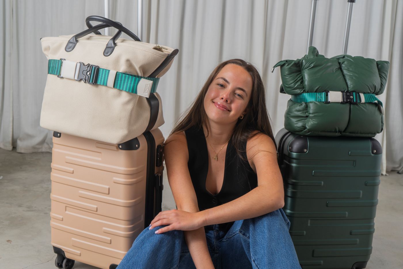 Uma cinta de viagem Cincha ajuda a proteger malas extras em uma bagagem de mão. 