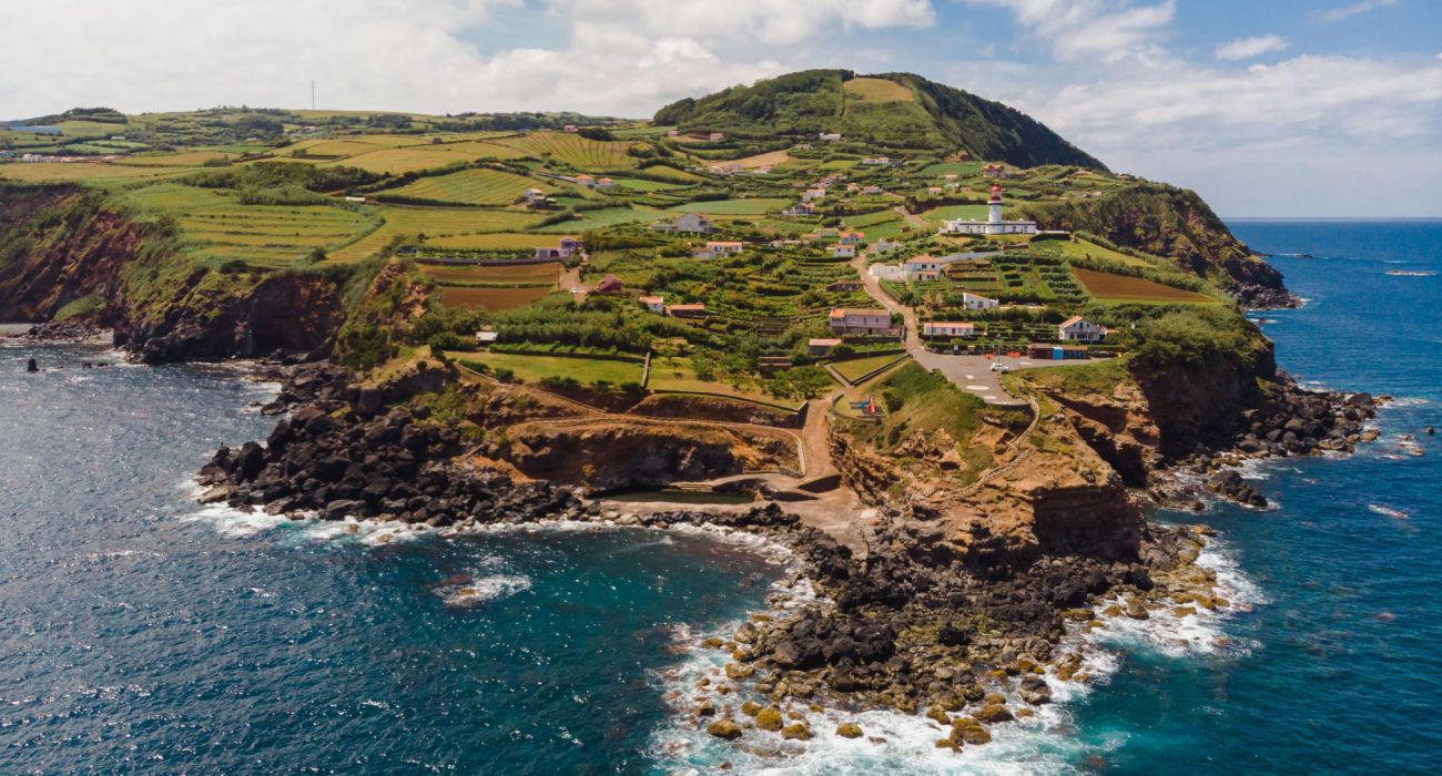 Comment les spectaculaires falaises volcaniques de Sao Jorge en font ...