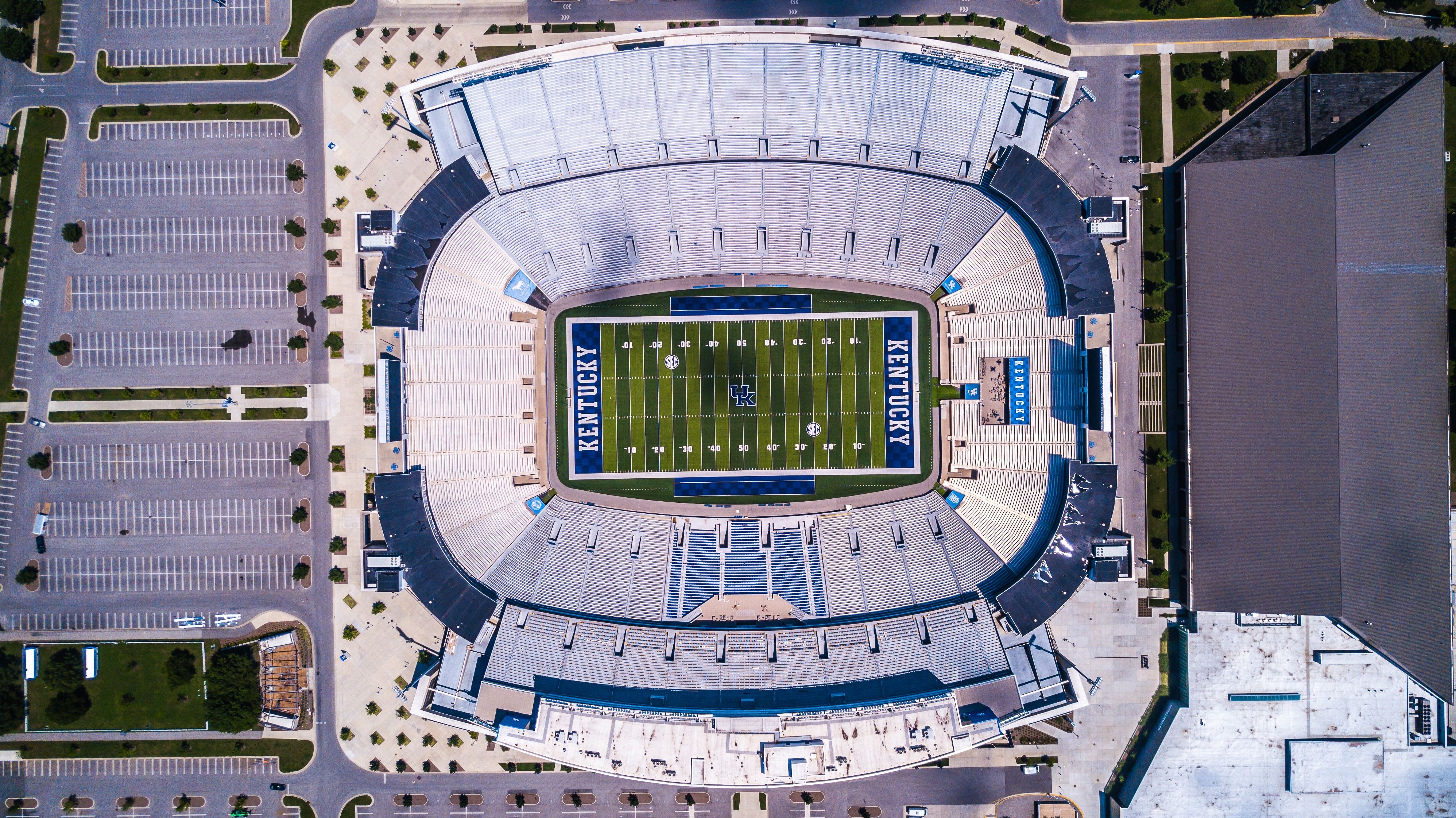 Tiro aéreo do estádio de futebol em Kentucky