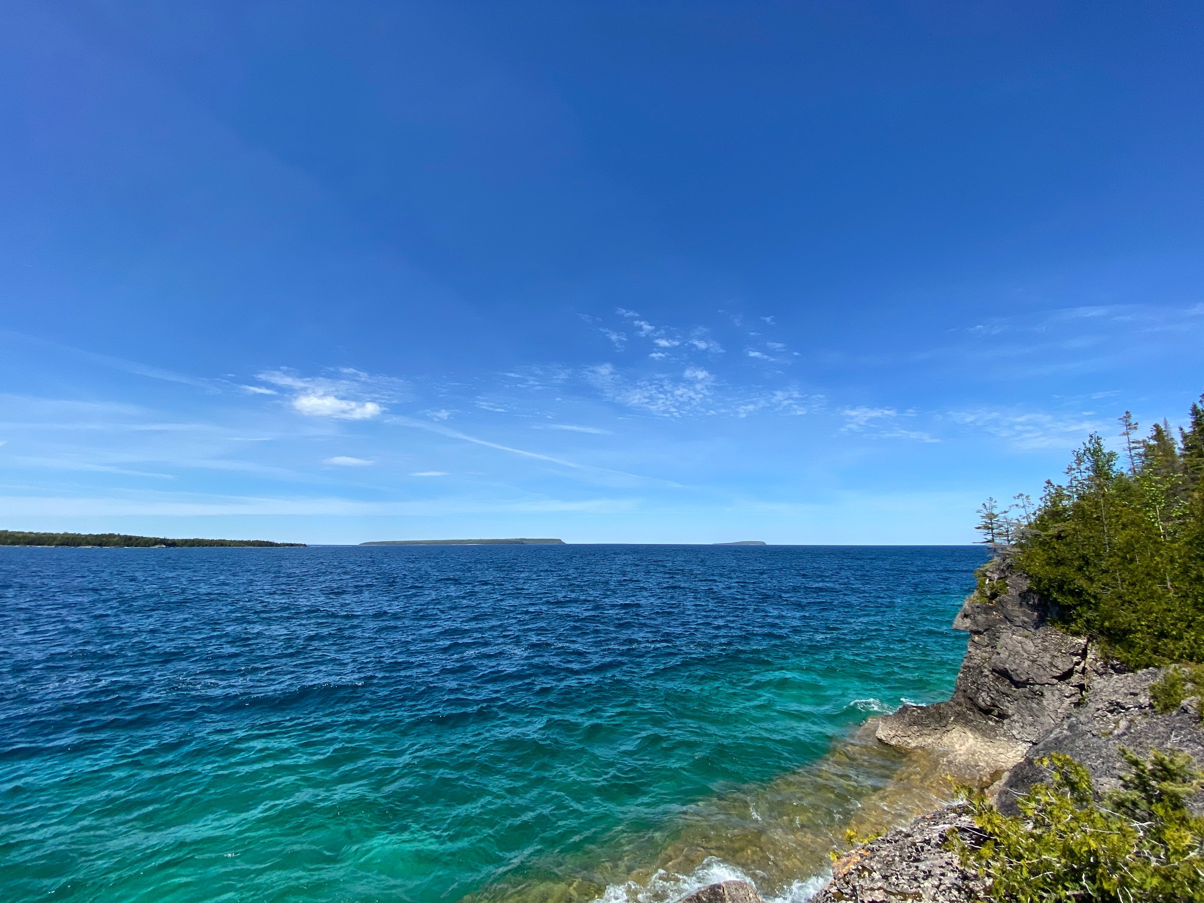 As águas azuis cristalinas do Lago Ontário, na costa de Tobermory