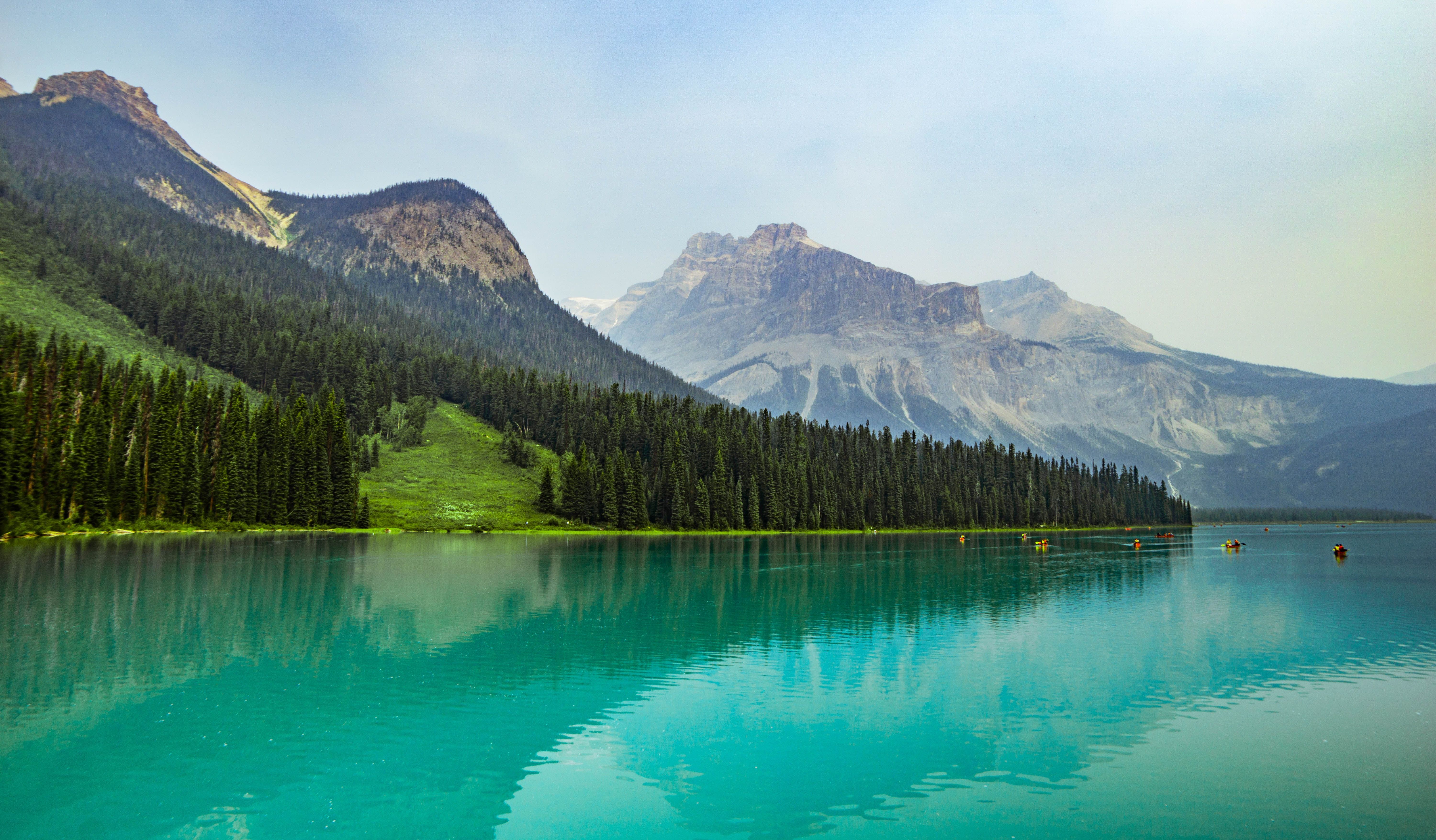great-lakes-canada-vivid-green-waters-of-emerald-lake-surrounded-by-mountains